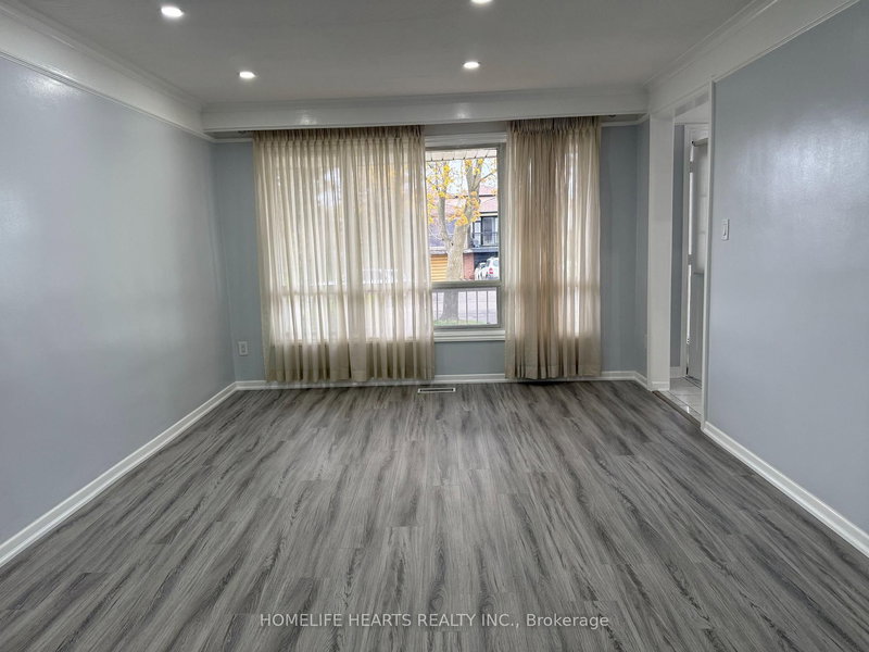 3172 Mallbridge Cres, Mississauga, L4T 2C6 | Image 2