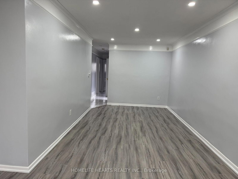 3172 Mallbridge Cres, Mississauga, L4T 2C6 | Image 3