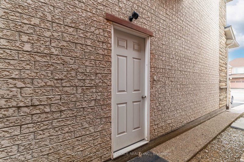 220 Castle Oaks Crossing, Brampton, L6P 3X2 | Image 3