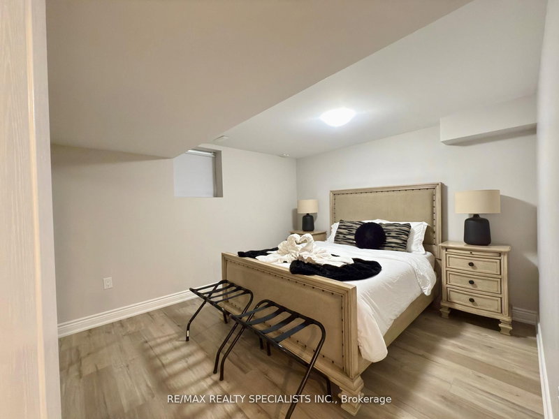 BSMT - 3137 Gladish Grve, Mississauga, L5M 0C3 | Image 2