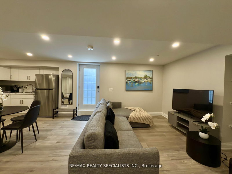 BSMT - 3137 Gladish Grve, Mississauga, L5M 0C3 | Image 3