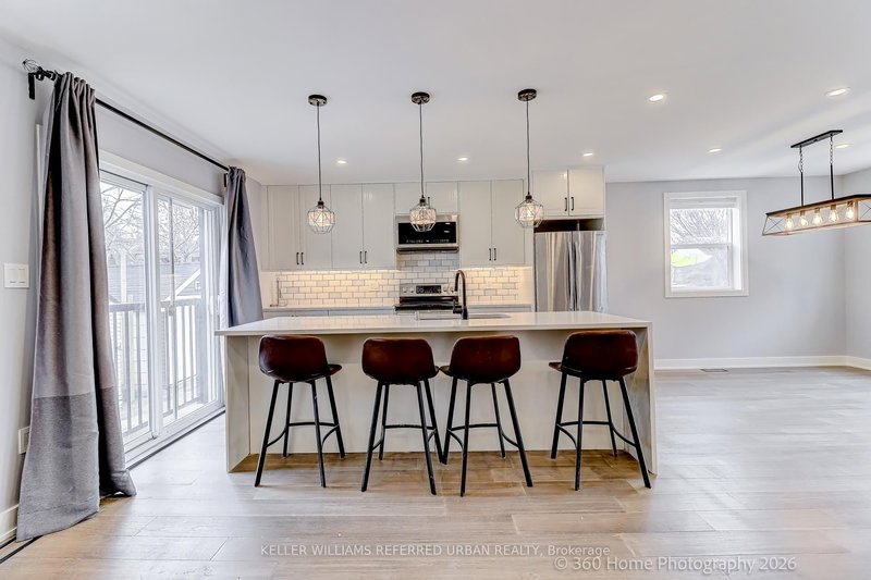 1 - 84 Foch Ave, Toronto, M8W 3X6 | Image 3