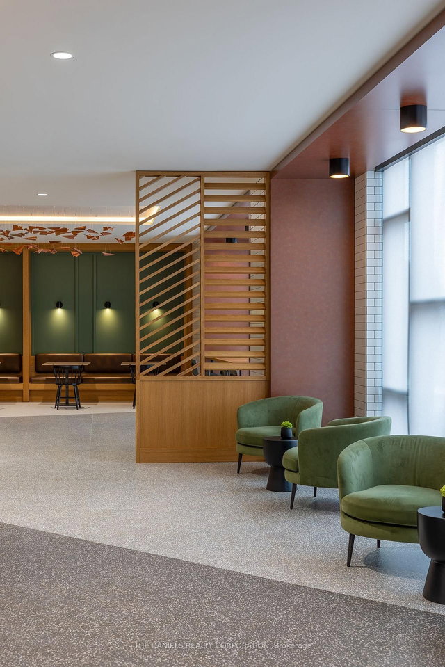 812 - 2495 Eglinton Avenue W