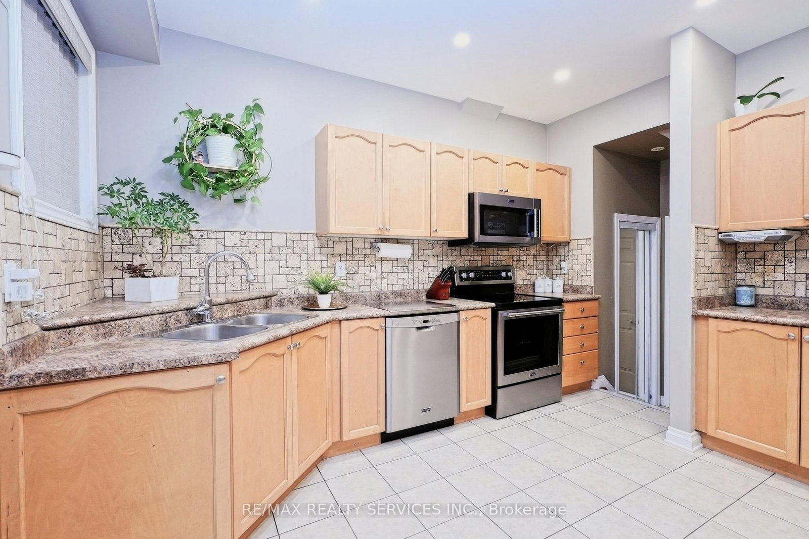 Semi-Detached House for sale at 32 Ashdale Road, Brampton, Ontario, L6Y 5M7 - Bram West - MLS: W12955484