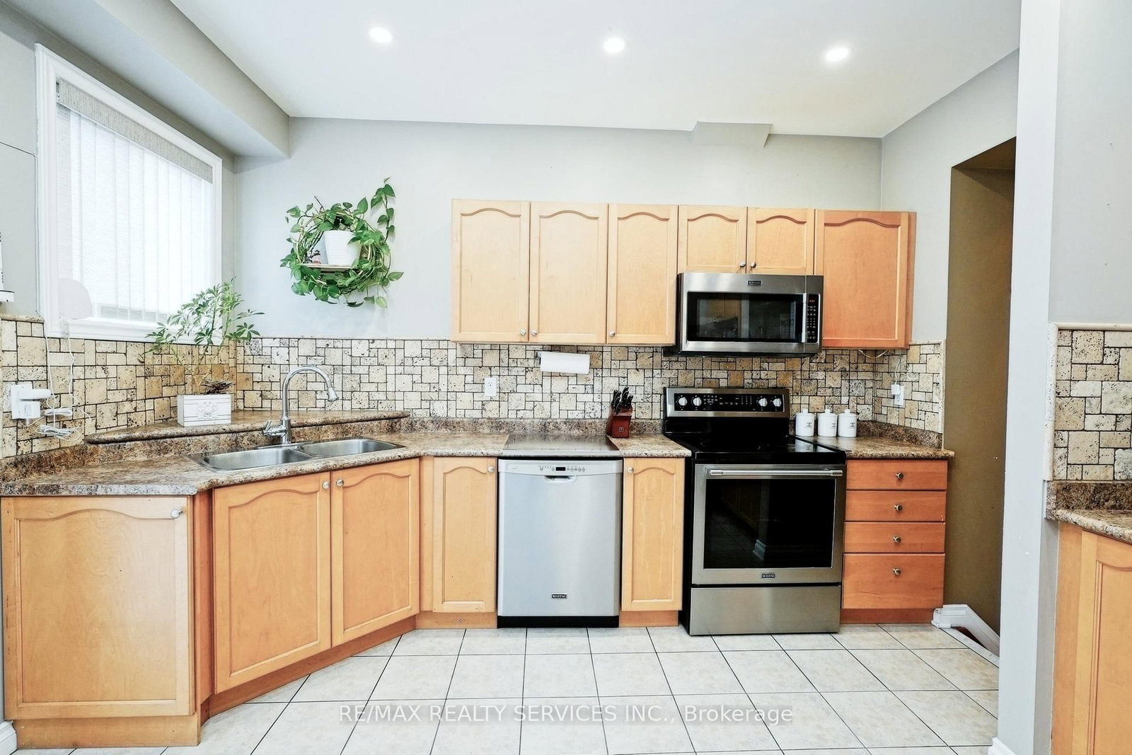 Semi-Detached House for sale at 32 Ashdale Road, Brampton, Ontario, L6Y 5M7 - Bram West - MLS: W12955484