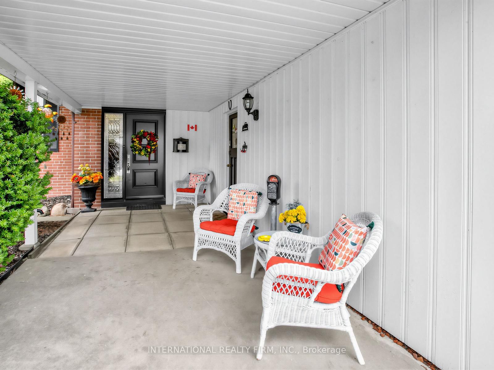 Detached House for sale at 5 Castlebar Road, Toronto, Ontario, M8Z 2J4 - Stonegate-Queensway - MLS: W12955504