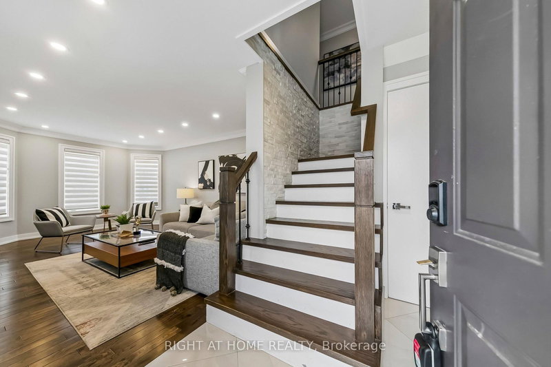 23 Coates Dr, Milton, L9T 5R4 | Image 2