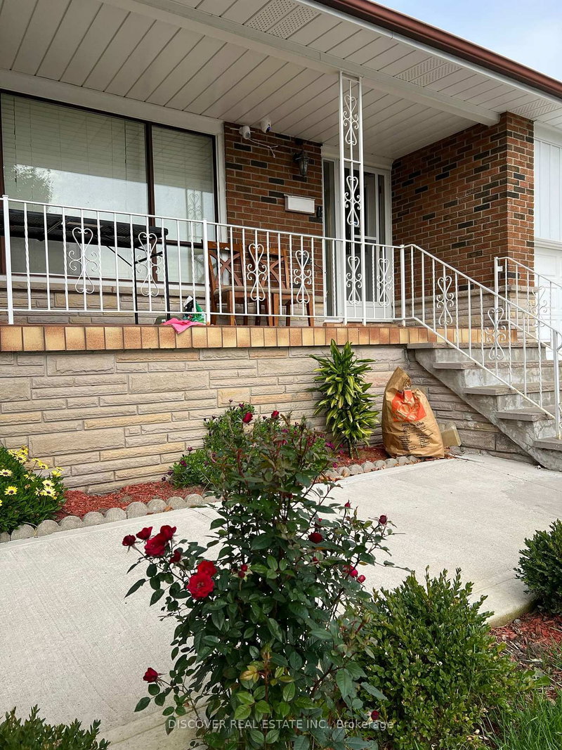 main floor only - 525 Cullen Ave, Mississauga, L5B 2M8 | Image 2
