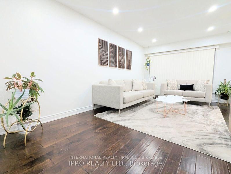 Townhouse for sale at 52 Vodden Court, Brampton, Ontario, L6V 2V7 - Brampton North - MLS: W12956340