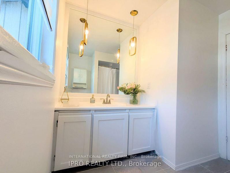 Townhouse for sale at 52 Vodden Court, Brampton, Ontario, L6V 2V7 - Brampton North - MLS: W12956340