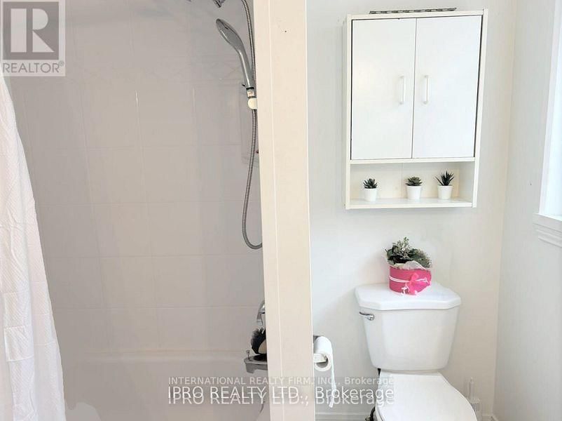 Townhouse for sale at 52 Vodden Court, Brampton, Ontario, L6V 2V7 - Brampton North - MLS: W12956340