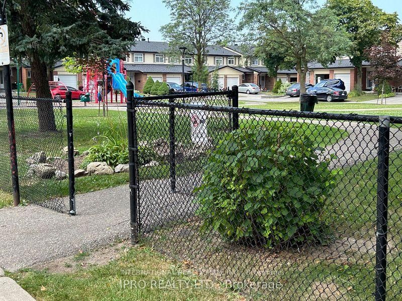 Townhouse for sale at 52 Vodden Court, Brampton, Ontario, L6V 2V7 - Brampton North - MLS: W12956340