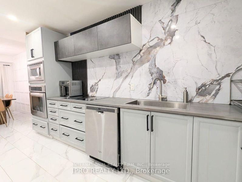 Townhouse for sale at 52 Vodden Court, Brampton, Ontario, L6V 2V7 - Brampton North - MLS: W12956340