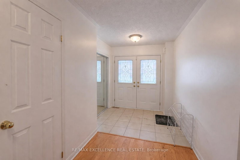 33 Lacebark Crt, Brampton, L6R 3M7 | Image 2