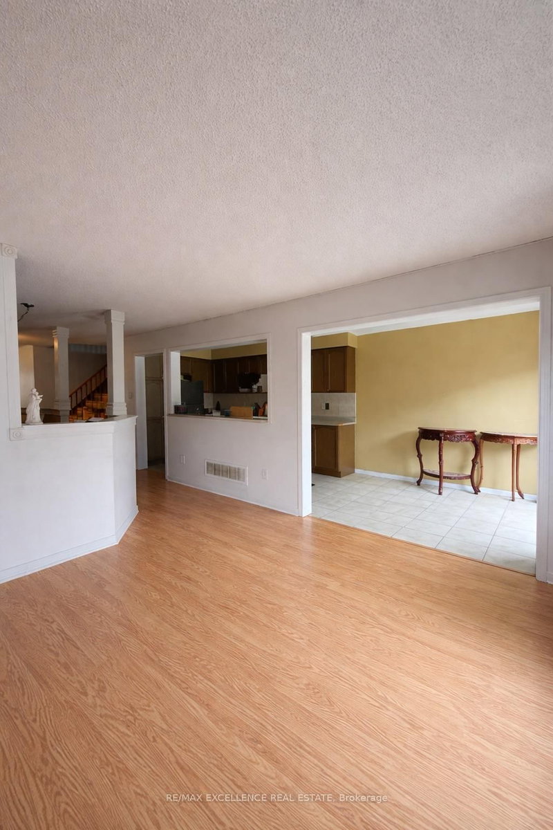 33 Lacebark Crt, Brampton, L6R 3M7 | Image 3