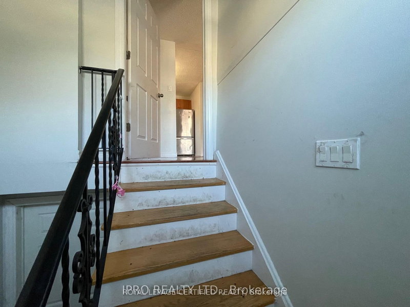 Upper - 498 Daralea Hts, Mississauga, L5A 3H8 | Image 2