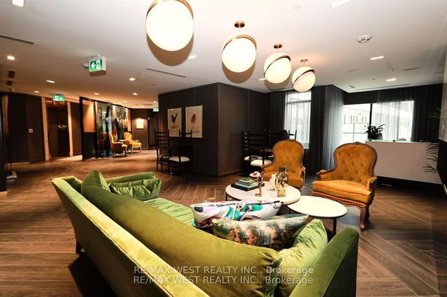 822 - 395 Dundas Street W