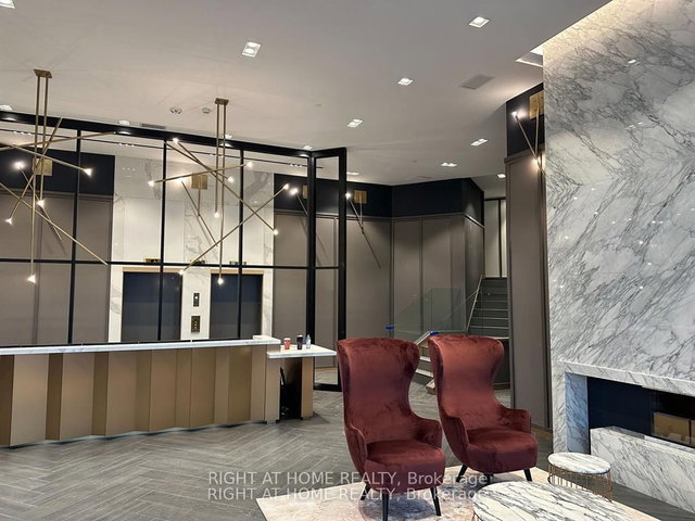 PH12 - 405 Dundas Street W