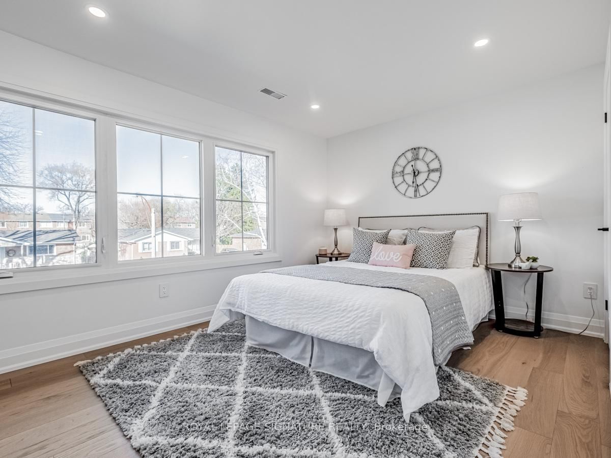 Detached House for sale at 5502 Eaton Avenue, Burlington, Ontario, L7L 3S8 - Appleby - MLS: W12957782