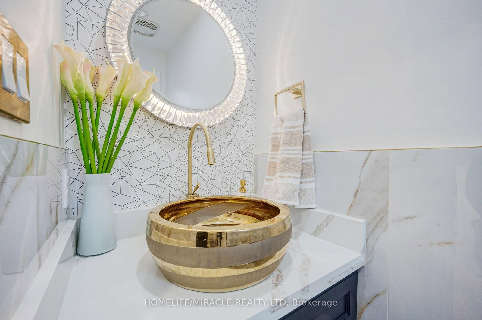 Detached House for sale at 204 Sheraton Court, Oakville, Ontario, L6L 5N3 - Bronte - MLS: W12957796