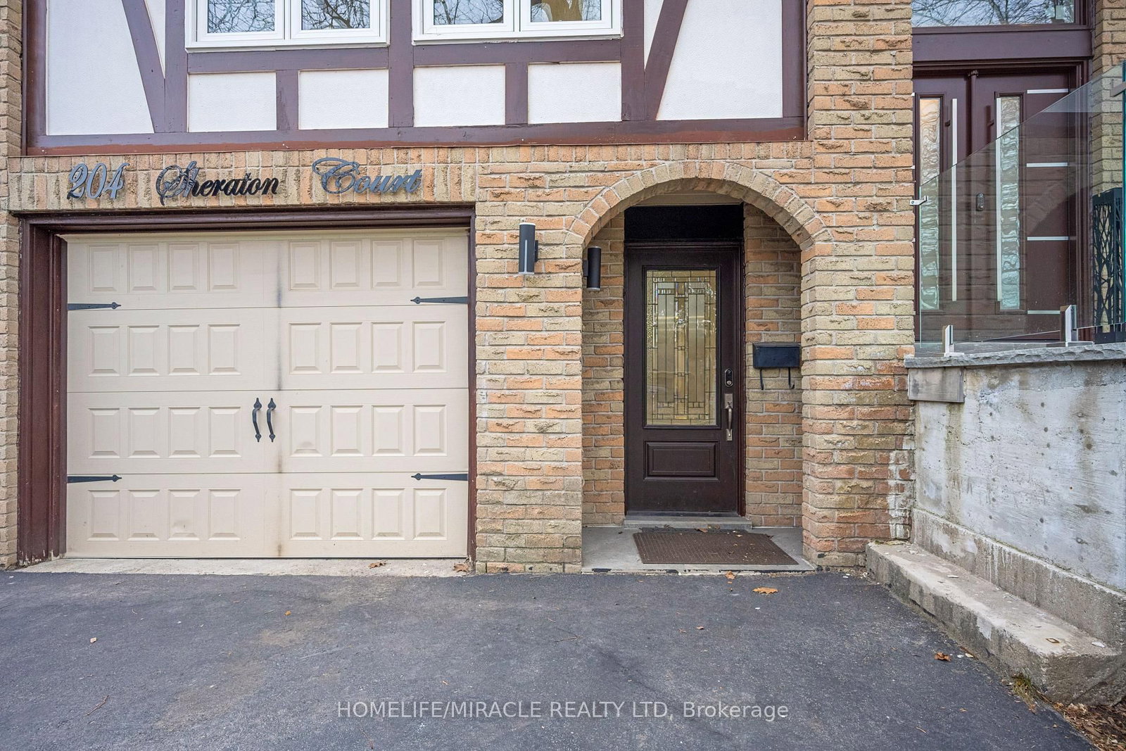 Detached House for sale at 204 Sheraton Court, Oakville, Ontario, L6L 5N3 - Bronte - MLS: W12957796