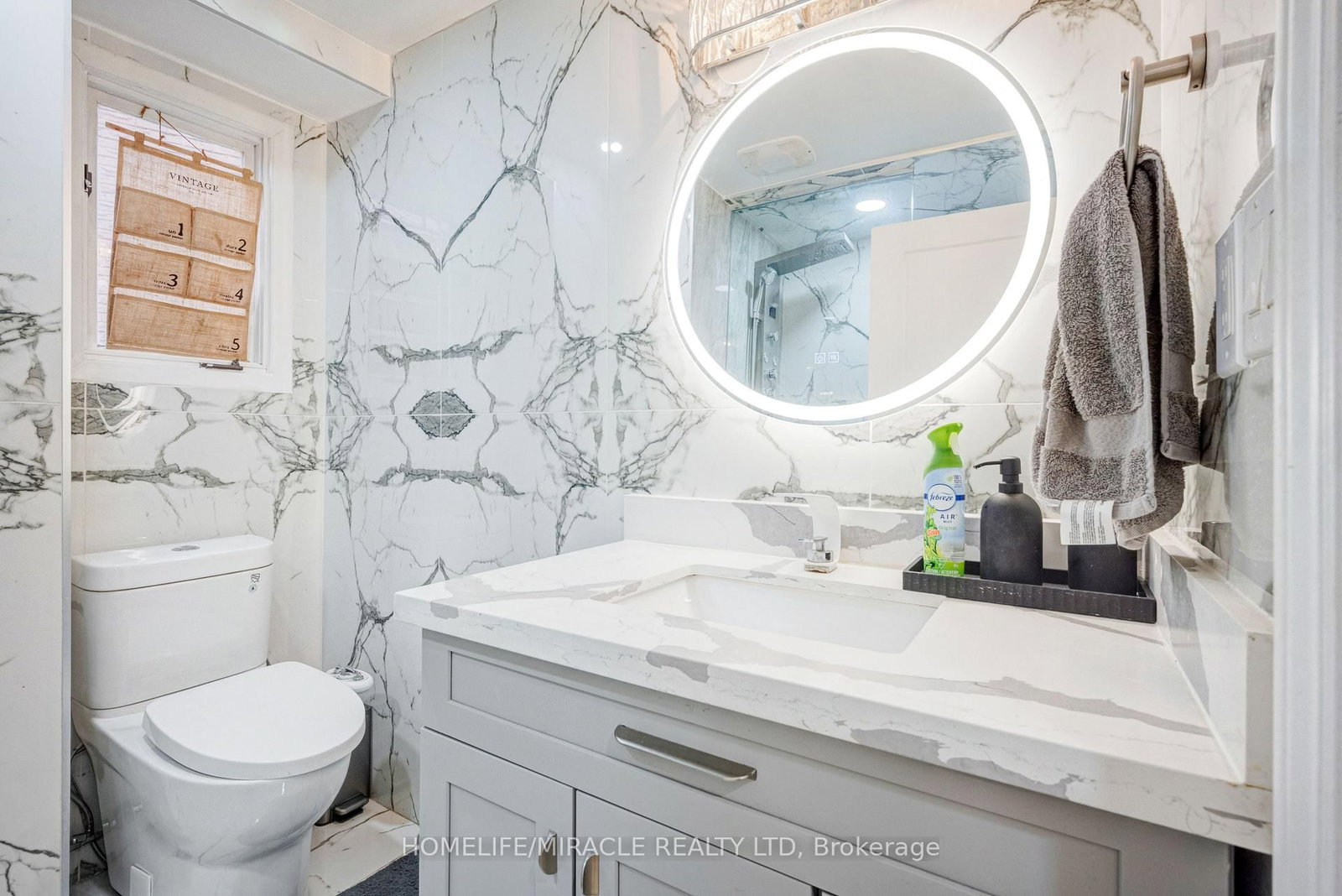 Detached House for sale at 204 Sheraton Court, Oakville, Ontario, L6L 5N3 - Bronte - MLS: W12957796