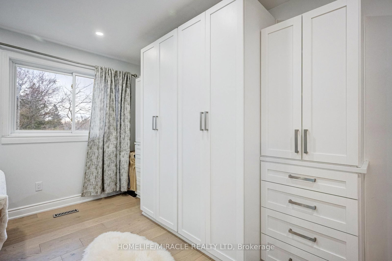 Detached House for sale at 204 Sheraton Court, Oakville, Ontario, L6L 5N3 - Bronte - MLS: W12957796