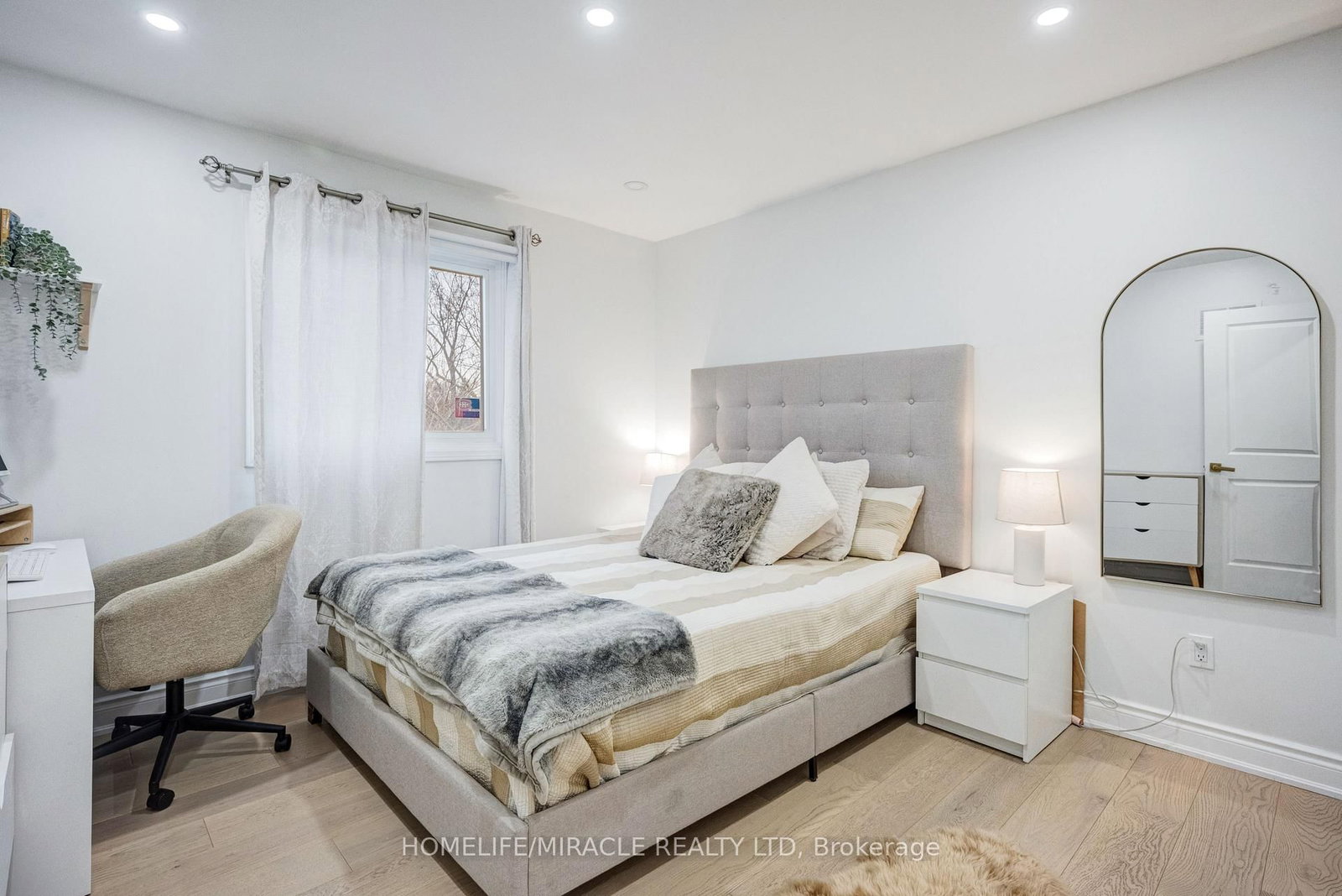 Detached House for sale at 204 Sheraton Court, Oakville, Ontario, L6L 5N3 - Bronte - MLS: W12957796