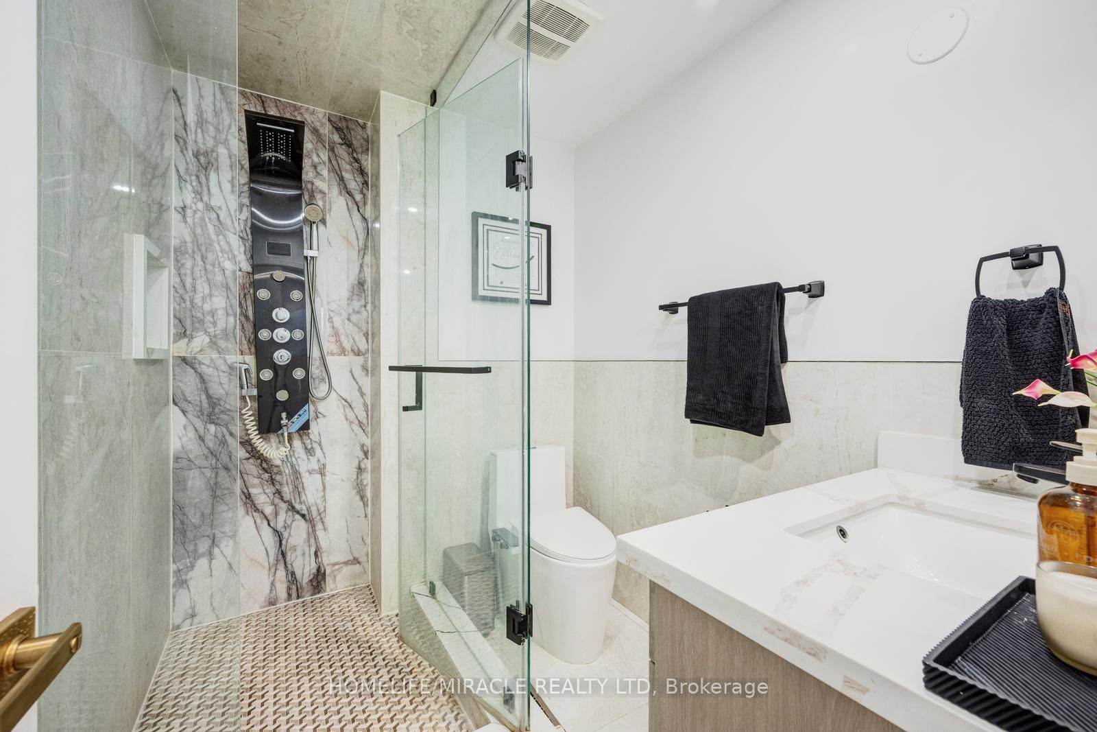 Detached House for sale at 204 Sheraton Court, Oakville, Ontario, L6L 5N3 - Bronte - MLS: W12957796