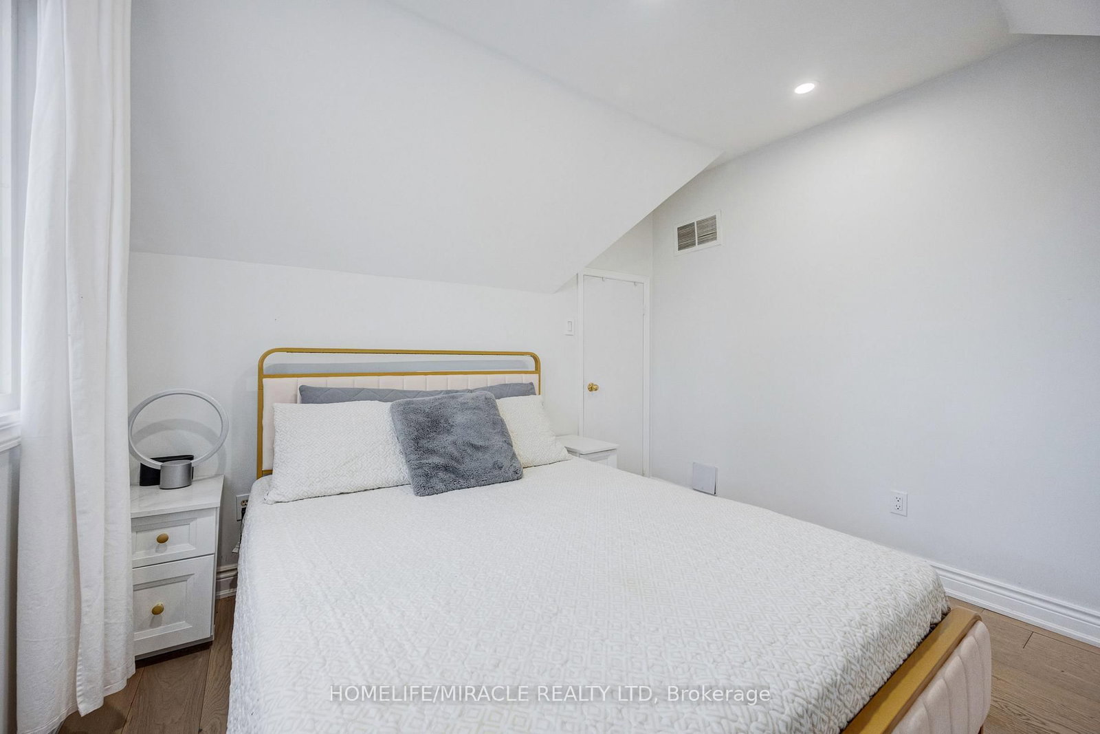 Detached House for sale at 204 Sheraton Court, Oakville, Ontario, L6L 5N3 - Bronte - MLS: W12957796