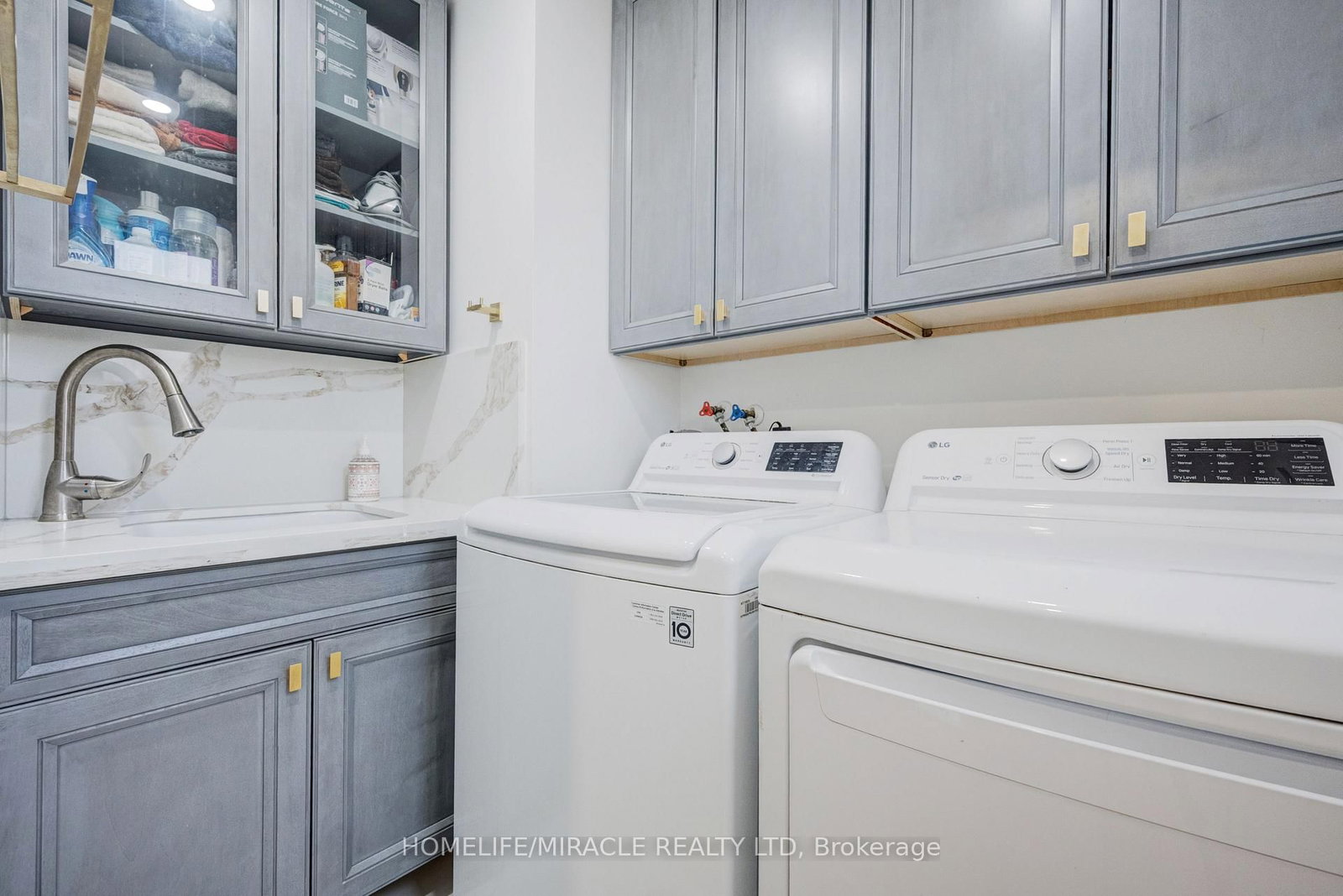 Detached House for sale at 204 Sheraton Court, Oakville, Ontario, L6L 5N3 - Bronte - MLS: W12957796