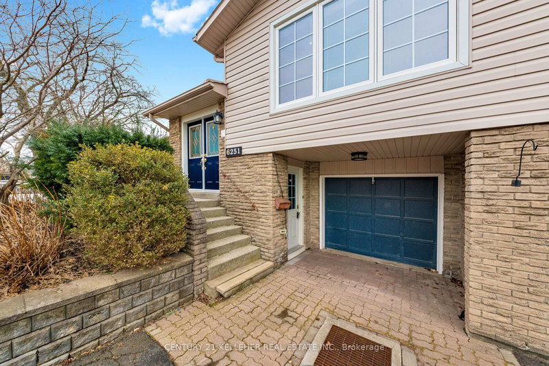 6251 Atherly Cres, Mississauga, L5N 2J1 | Image 2