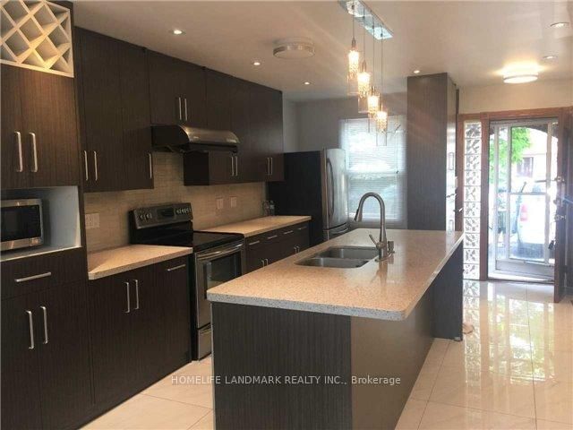 main level - 940 Hampstead Crt, Mississauga, L5C 3L1 | Image 3