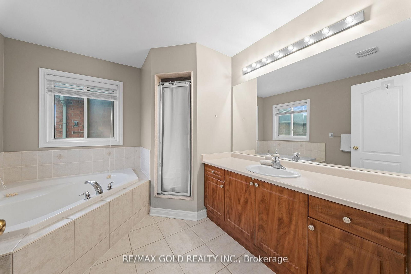 Detached House for sale at 36 Ocean Ridge Drive, Brampton, Ontario, L6R 3K5 - Sandringham-Wellington - MLS: W12958412