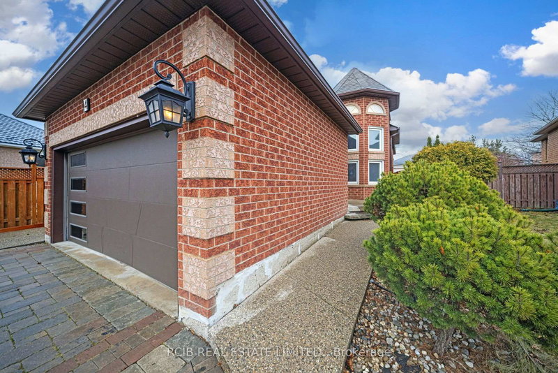 4 Carabram Crt, Brampton, L6X 4M3 | Image 3