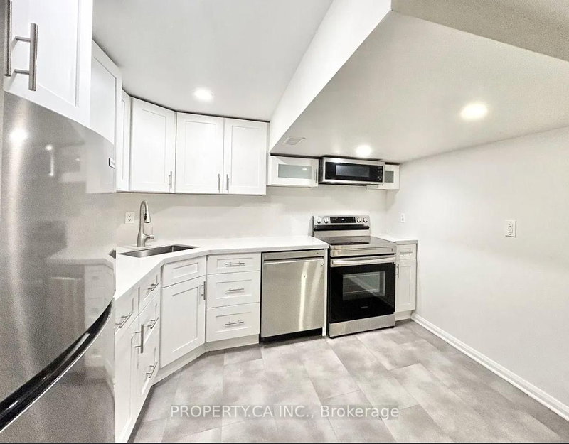 Lower - 3 Bondhead Pl, Toronto, M9V 2L9 | Image 3