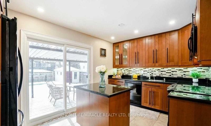 2 Cantrill Crt, Brampton, L6Z 1A3 | Image 3