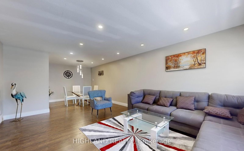 1139 Shadeland Dr, Mississauga, L5C 1P2 | Image 3