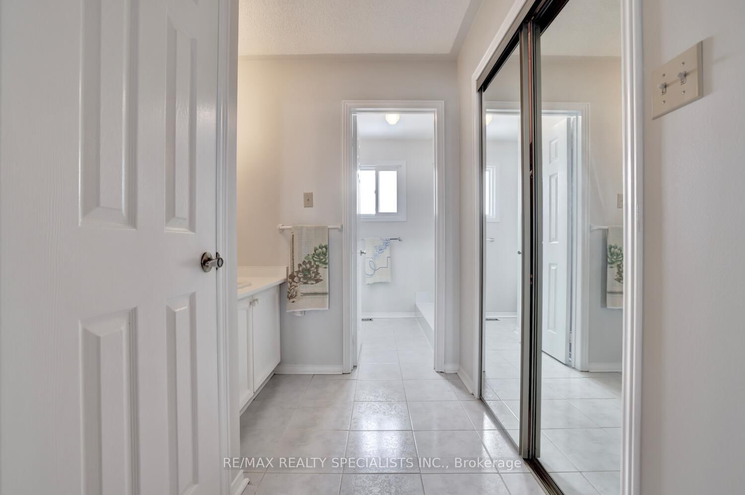 Detached House for sale at 4556 Wainscot Drive, Mississauga, Ontario, L5V 1C7 - East Credit - MLS: W12959444