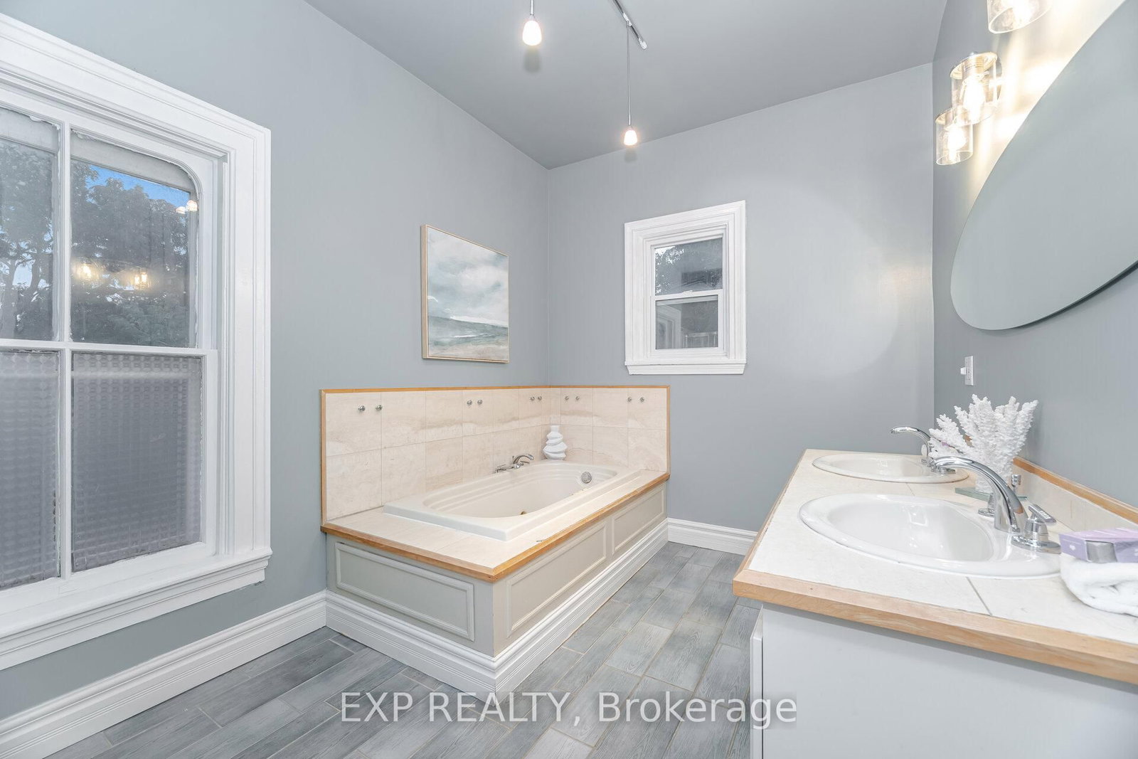 Detached House for sale at 51 Chapel Street, Brampton, Ontario, L6W 2H5 - Downtown Brampton - MLS: W12959454