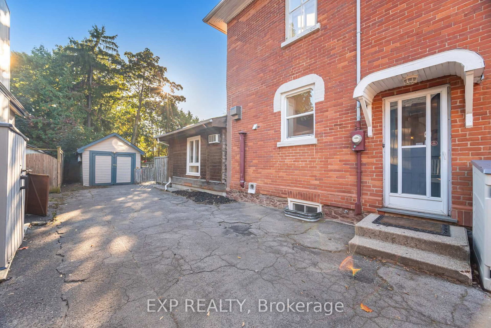 Detached House for sale at 51 Chapel Street, Brampton, Ontario, L6W 2H5 - Downtown Brampton - MLS: W12959454