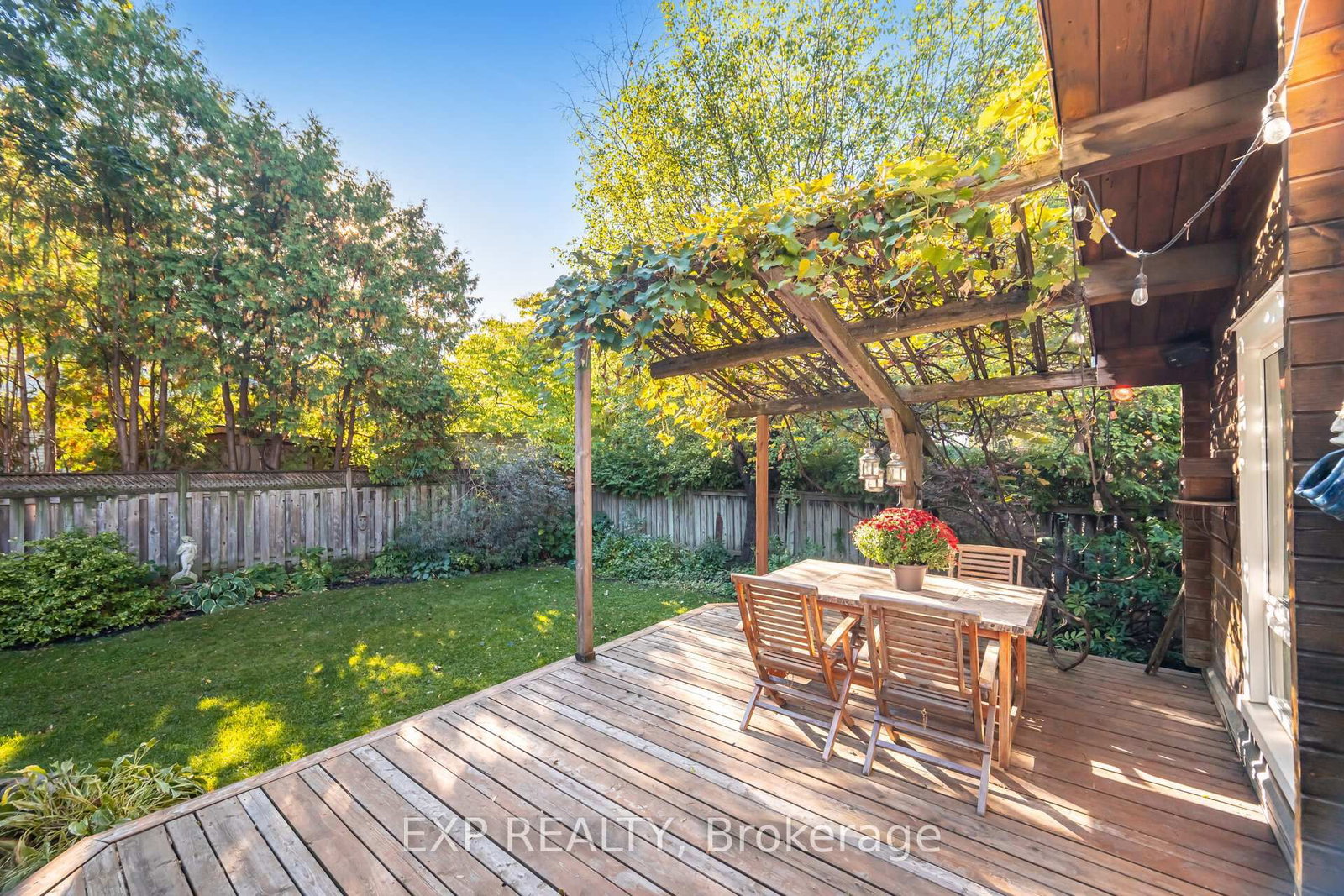 Detached House for sale at 51 Chapel Street, Brampton, Ontario, L6W 2H5 - Downtown Brampton - MLS: W12959454