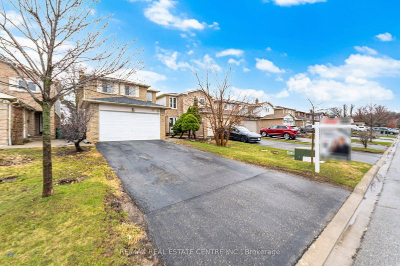 32 Dafoe Cres, Brampton, L6Y 2L2 | Image 3