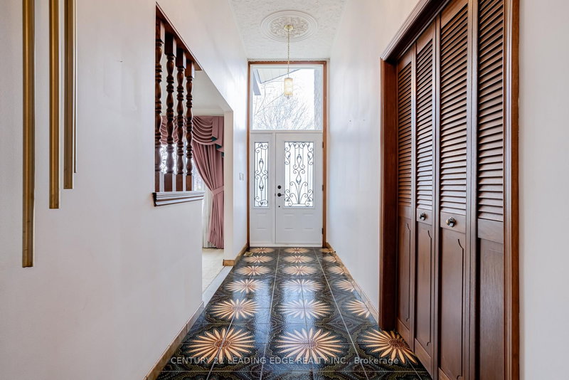 704 Hillman Cres, Mississauga, L4Y 2J2 | Image 3