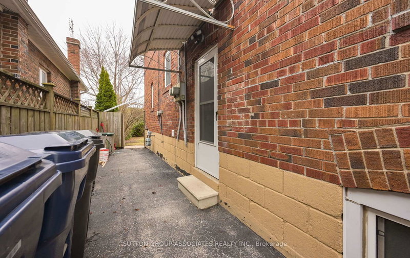 Lower - 24 Alyward St, Toronto, M6M 3L3 | Image 2