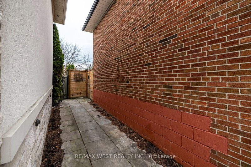 17 Saybrook Ave, Toronto, M8Z 2V3 | Image 3