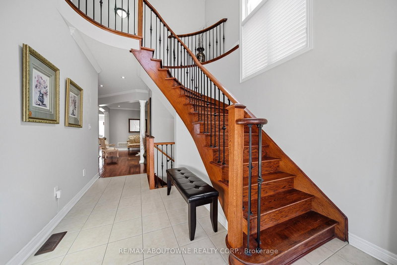 884 Stoutt Cres, Milton, L9T 7R1 | Image 3