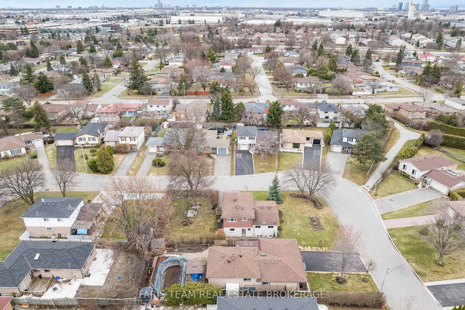 Detached House for sale at 28 Bromley Crescent, Brampton, Ontario, L6T 1Z1 - Avondale - MLS: W12960372