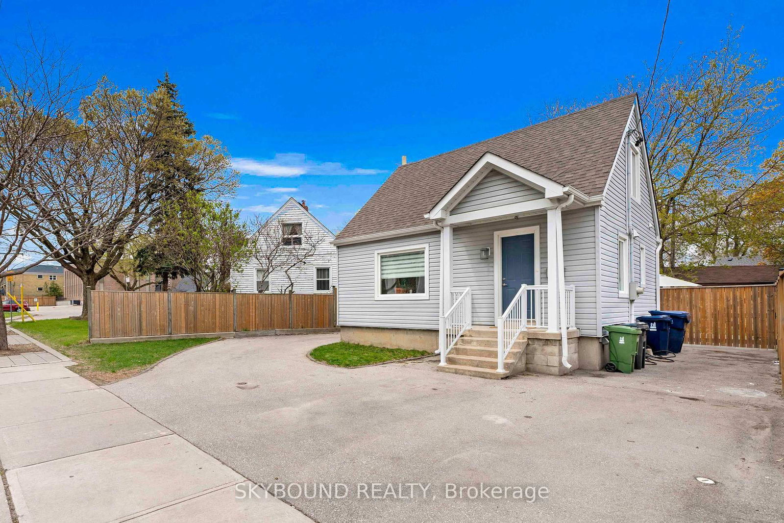 Detached House for sale at 790 The Queensway, Toronto, Ontario, M8Z 1N5 - Stonegate-Queensway - MLS: W12960658