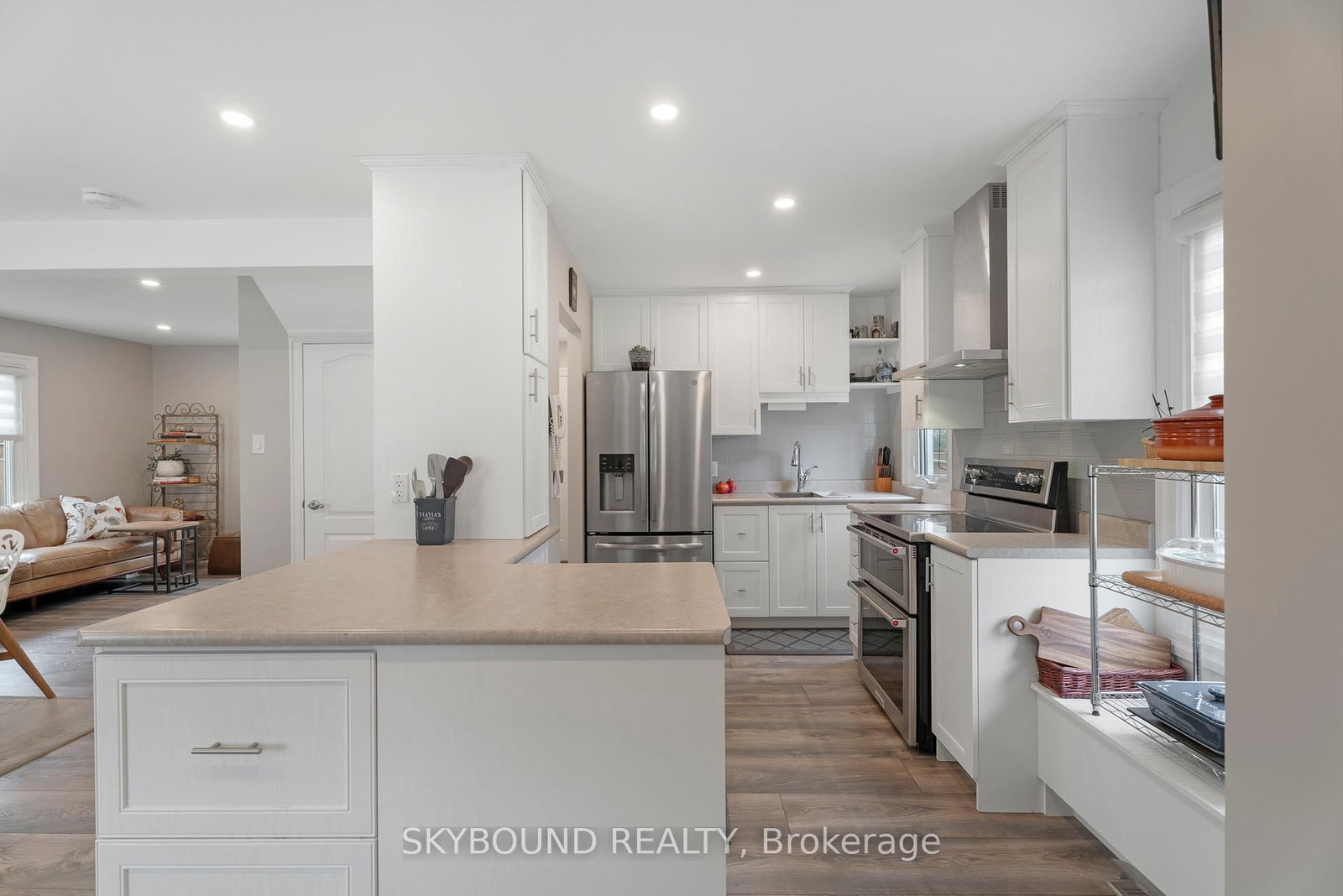 Detached House for sale at 790 The Queensway, Toronto, Ontario, M8Z 1N5 - Stonegate-Queensway - MLS: W12960658